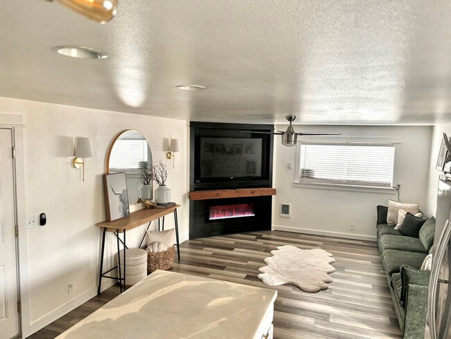 Building Photo - 4856 Daisy St