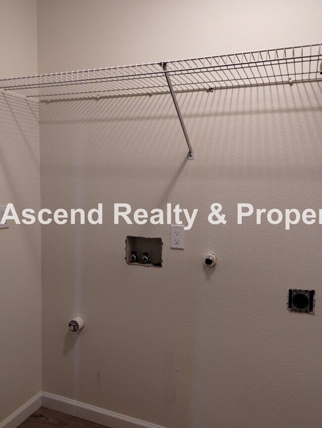 Building Photo - Price Reduced! Beautifully Updated 2 Level...
