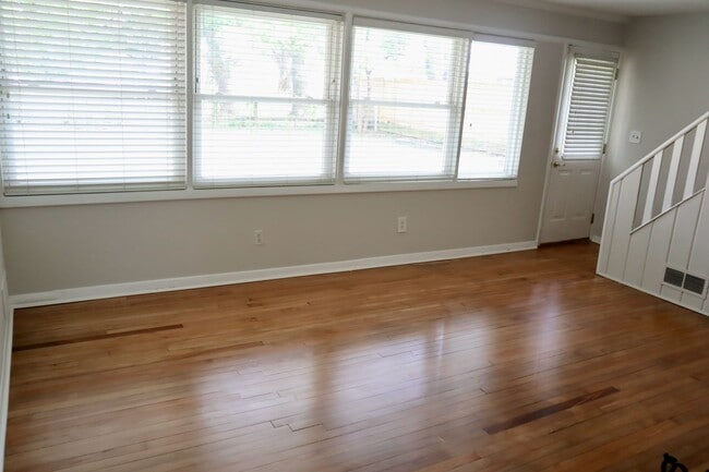 Building Photo - Very Cute 3 bedroom just 7 Minutes to Twin...
