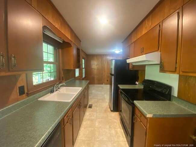 Building Photo - 1318 Camelot Dr