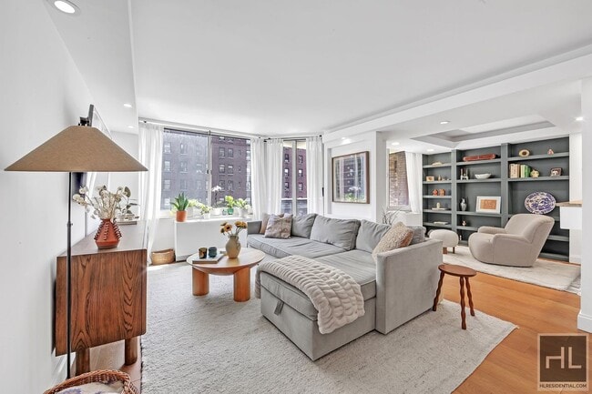 Building Photo - 250 W 90th St