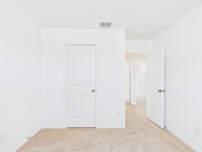 Building Photo - "Open-Concept Living in Fredericksburg"