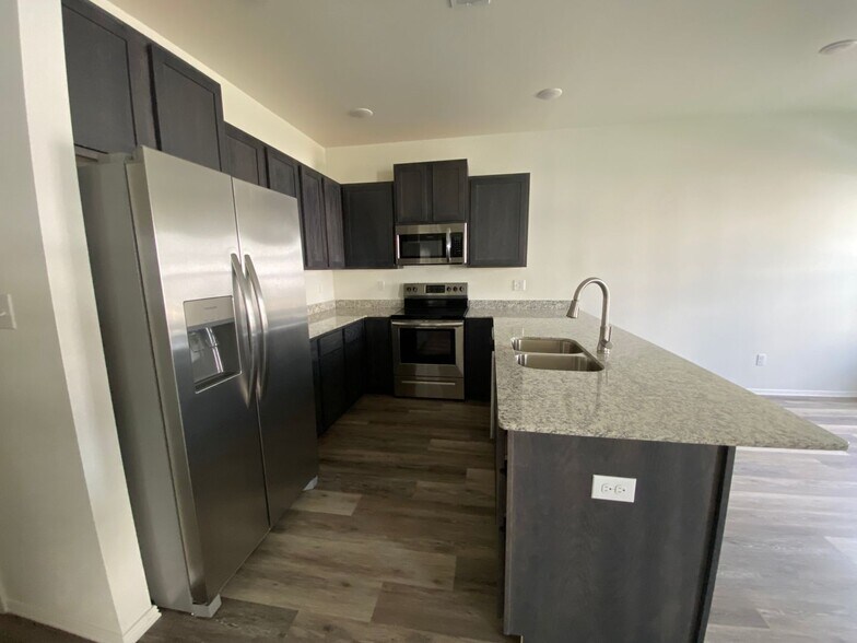 Building Photo - 916 S Amarillo Ave