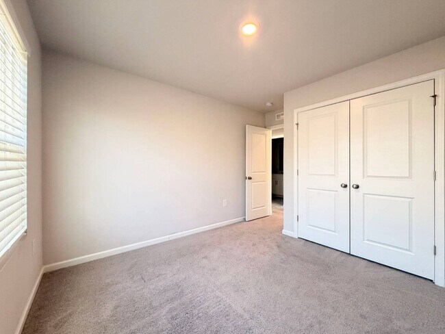 Building Photo - 400 Hazy Hls Ln