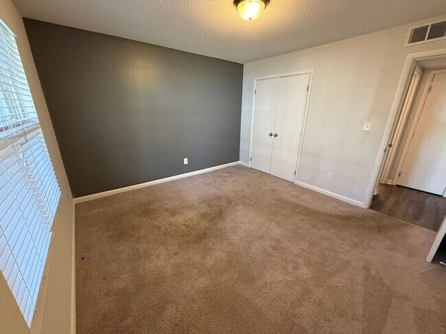 Building Photo - 2 Bed 2 Bath units available at Collegeview Apartments!