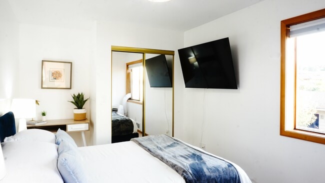 Building Photo - 19118 Soundview Dr NW