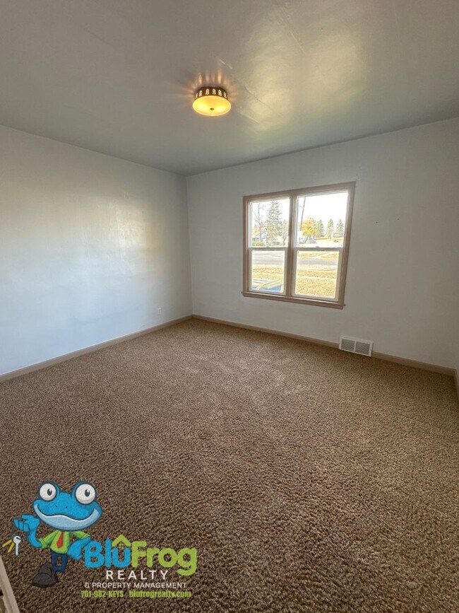 Building Photo - EZ - 402 Duplex