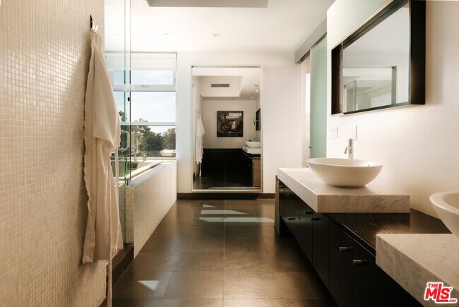 Building Photo - 2651 Nichols Canyon Rd