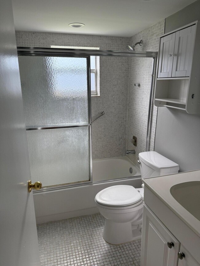 Building Photo - 116 Burgundy B