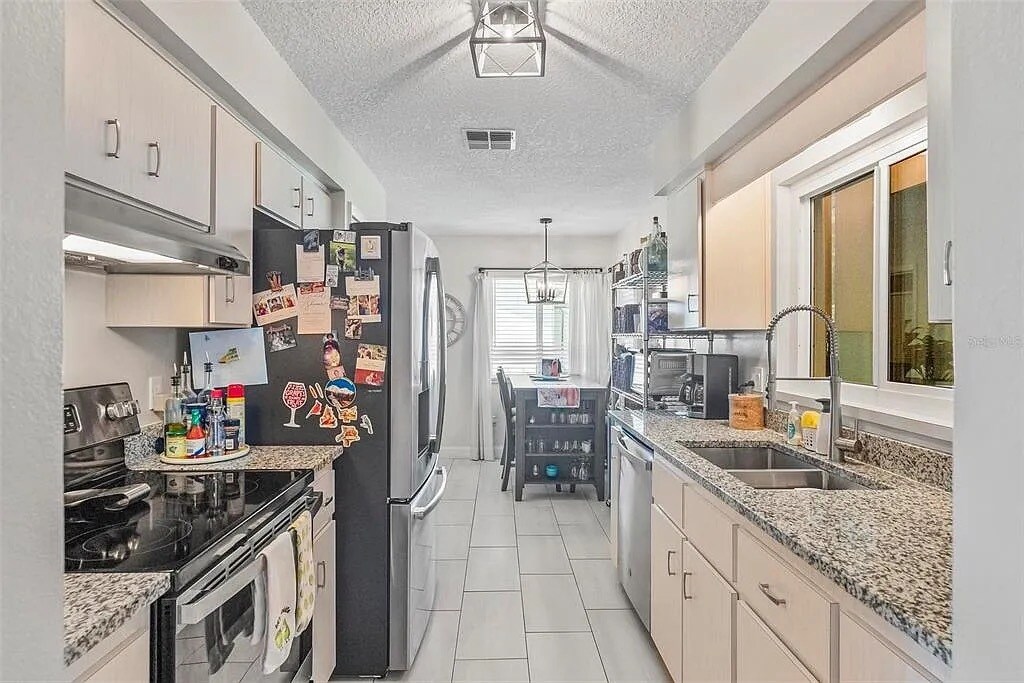 Building Photo - 755 Fairlawn Dr