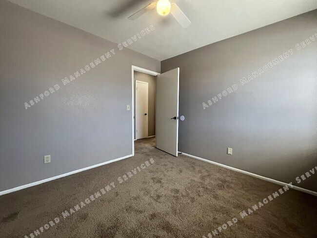 Building Photo - Charming 3 Bedroom, 2.5 Bath Home in North...