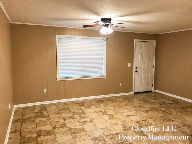 Building Photo - 207 James Cir