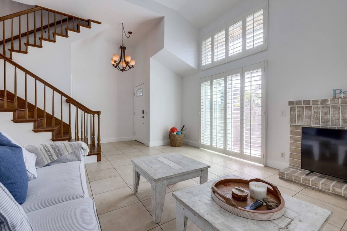 Building Photo - 7832 Seaglen Dr