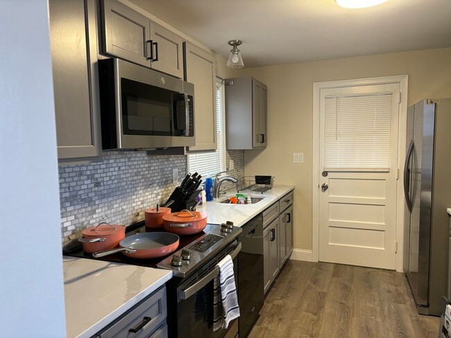 Building Photo - 300 Dyer St