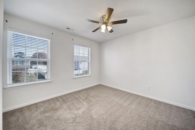 Building Photo - Beautiful 4 Bed 2 and a Half Bath Home in Charlotte!