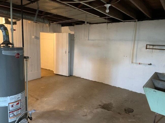 Building Photo - 1116 E Gum St