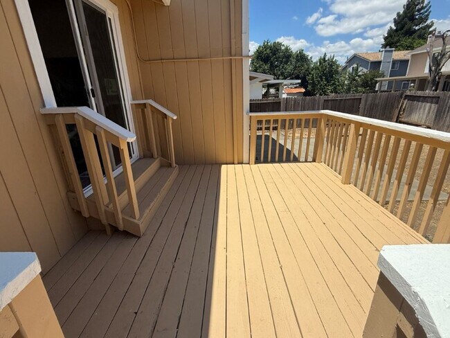 Building Photo - Rare Remodeled 5 Bedroom 2.5 Bath Tri Level in Vacaville