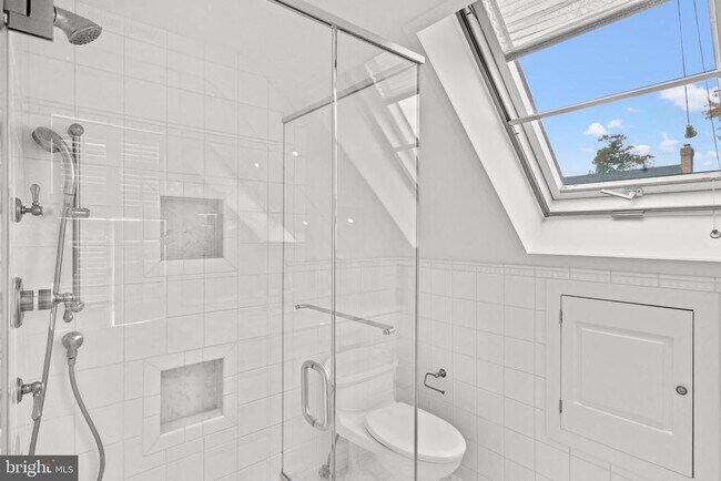 Building Photo - 6045 Edgewood Terrace