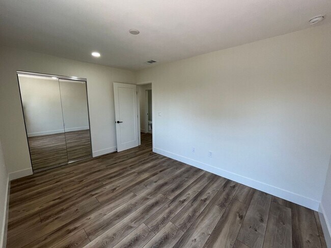 Building Photo - Large 6 bed 3 bath House on East Falls! Co...
