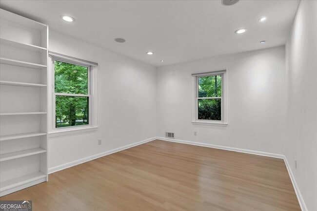Building Photo - 2605 McKinnon Dr