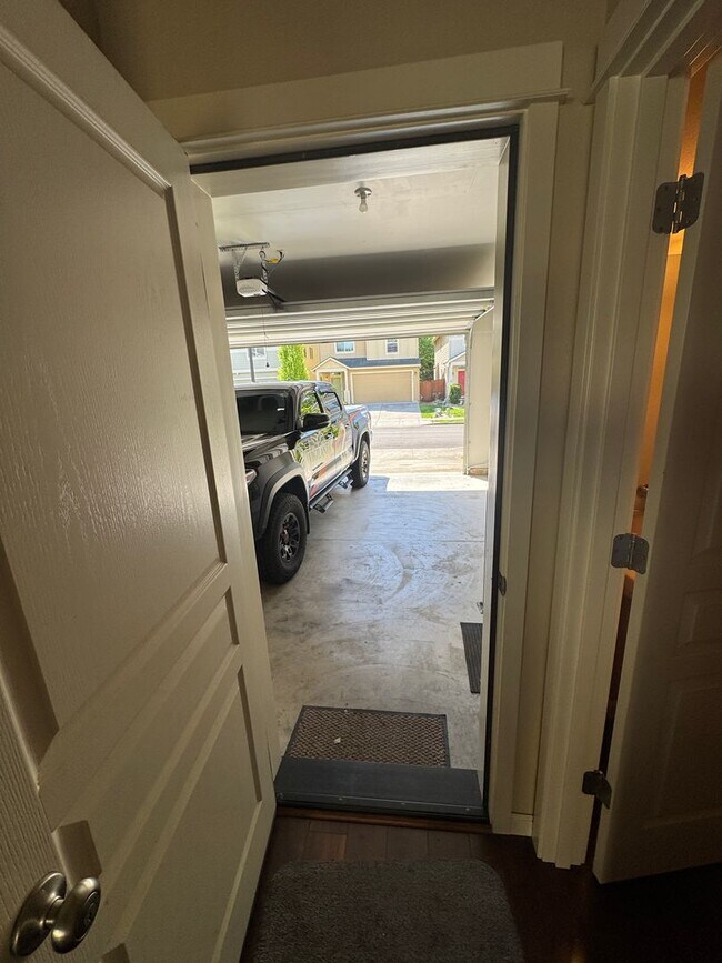 Building Photo - Amazing 3 bedroom home