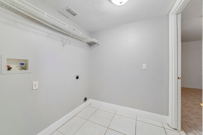 Building Photo - 3170 Santa Cruz Dr