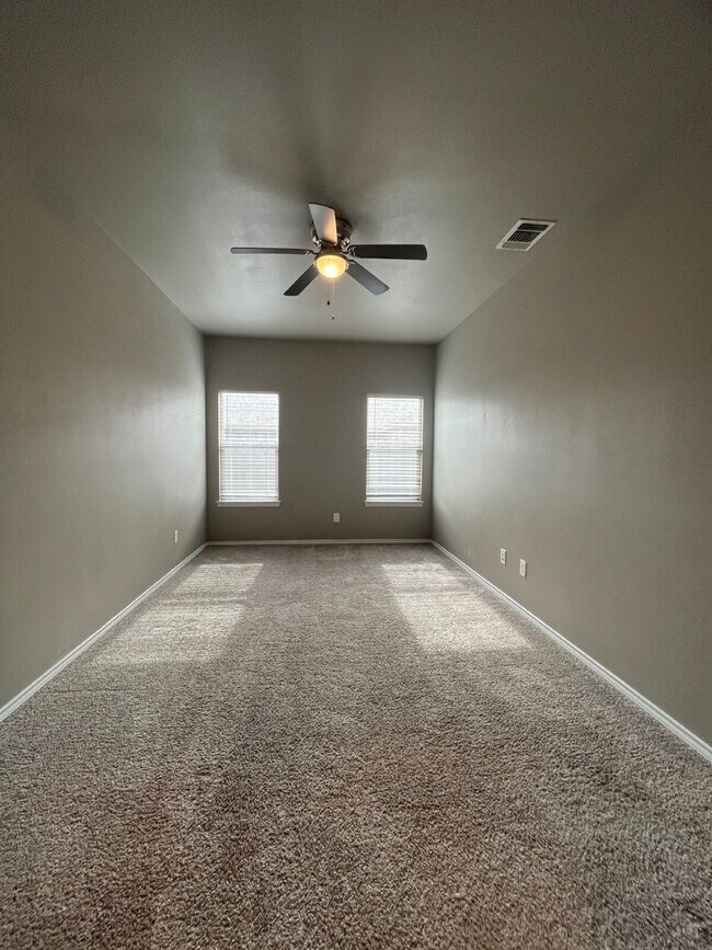 Building Photo - Spacious Duplex-3/2/2 Near Preston Manor!