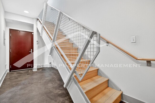 Building Photo - Stunning Condo with City Views and 2 Reser...