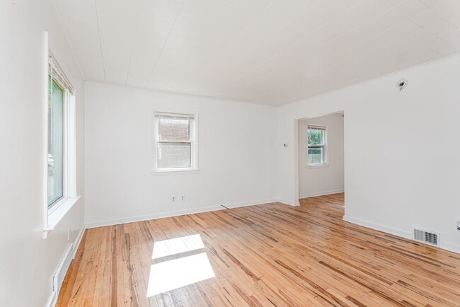 Building Photo - 2 Bedroom Duplex  $1050/Month