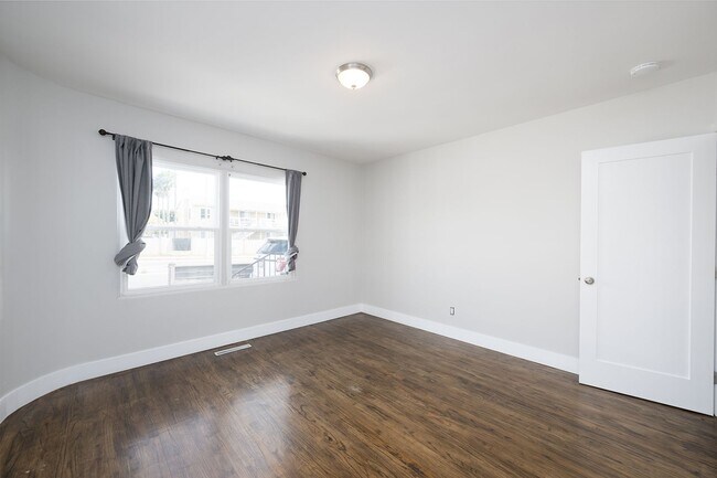 Building Photo - 3139 Nimitz Blvd, San Diego, CA 92106