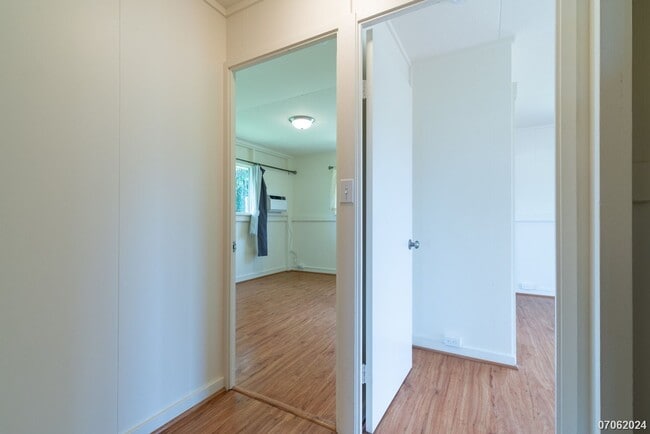Building Photo - Rarely Available 3BA/2BA/2 Pkg SF in Aiea ...