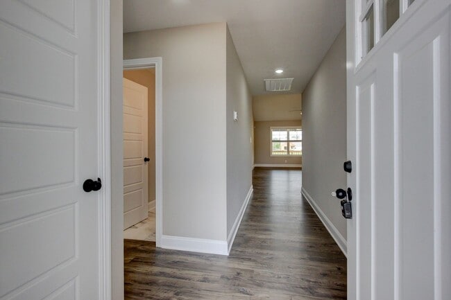 Building Photo - Stunning Like-New Home with Open Floor Pla...