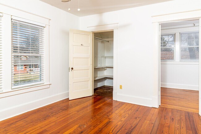 Building Photo - 180 Rosemont Garden