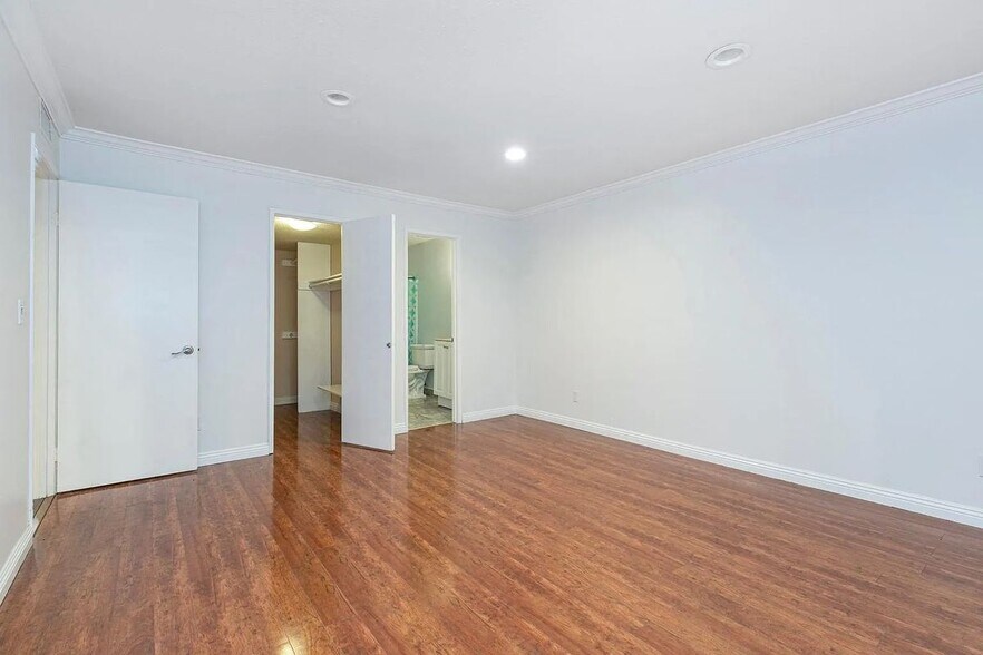 Building Photo - 14990 Victory Blvd