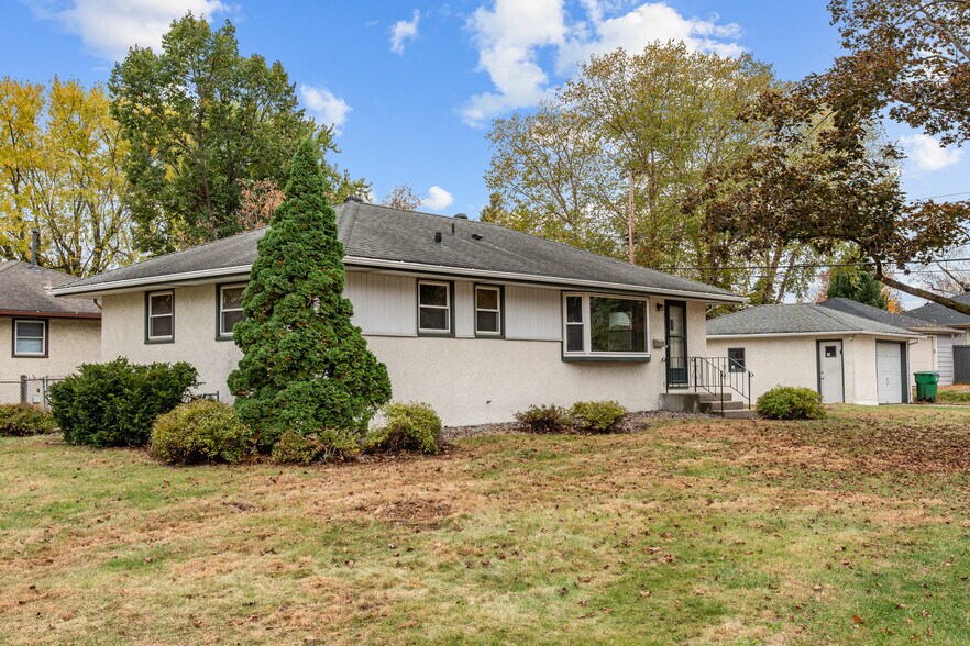 Exquisite 4bed/2bath corner lot rambler, partially fenced in, garage, mature trees & spacious! - 7131 Ewing Ave N