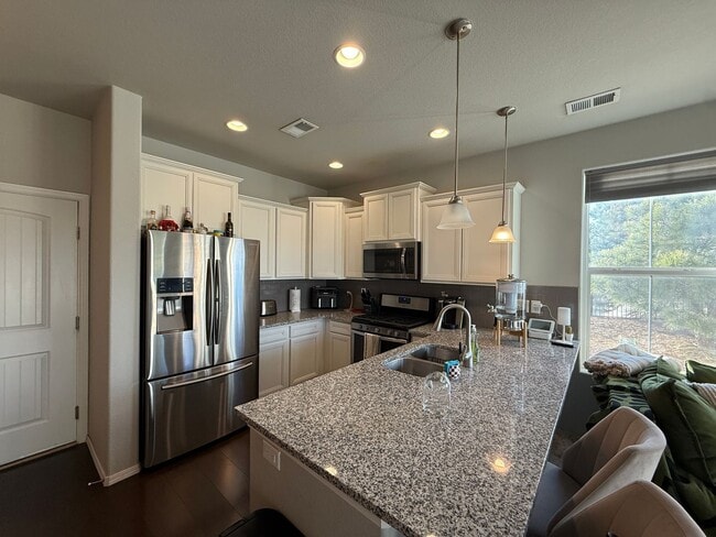 Building Photo - Gorgeous 2 Bed 3 Bath Townhome Right off the Powers Corridor!!