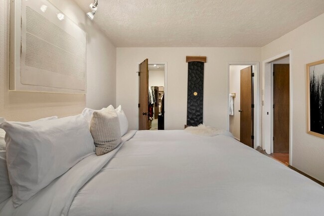 Building Photo - 303 Calle Loma Norte