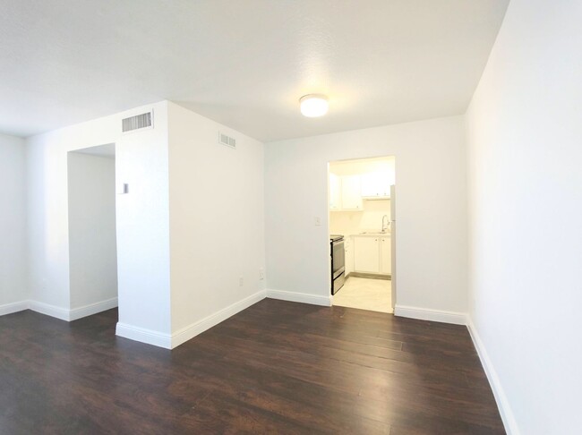 Building Photo - Gorgeous and Spacious 2/1 Unit in Hialeah