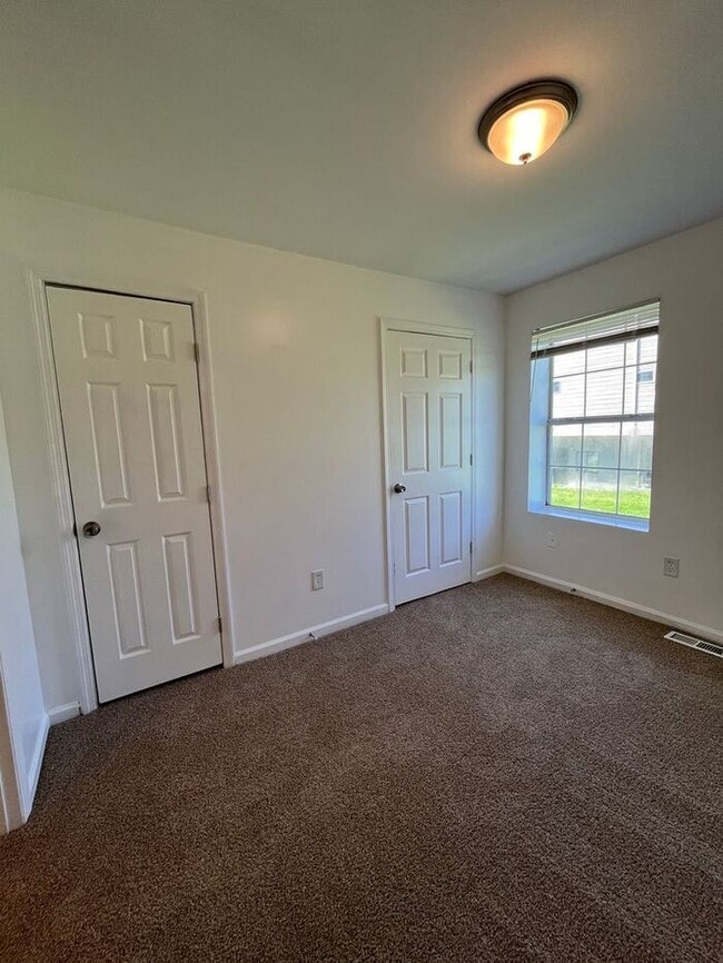 Building Photo - Spacious 4-Bedroom Duplex with Modern Amen...