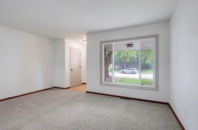 Building Photo - 728 6th Ave S