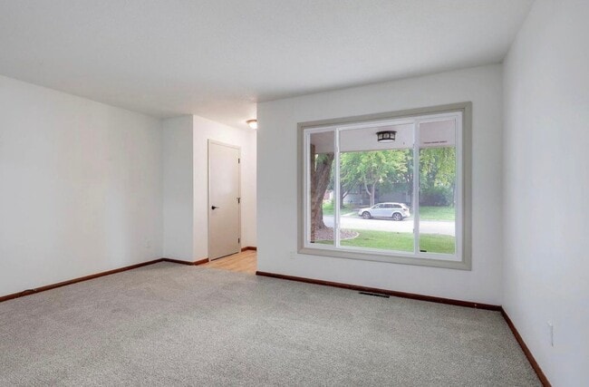 Building Photo - 728-730 6th Ave S