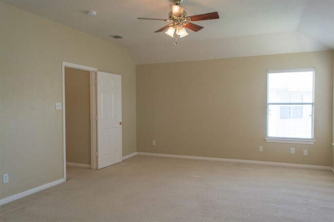 Building Photo - 340 Meadow Park