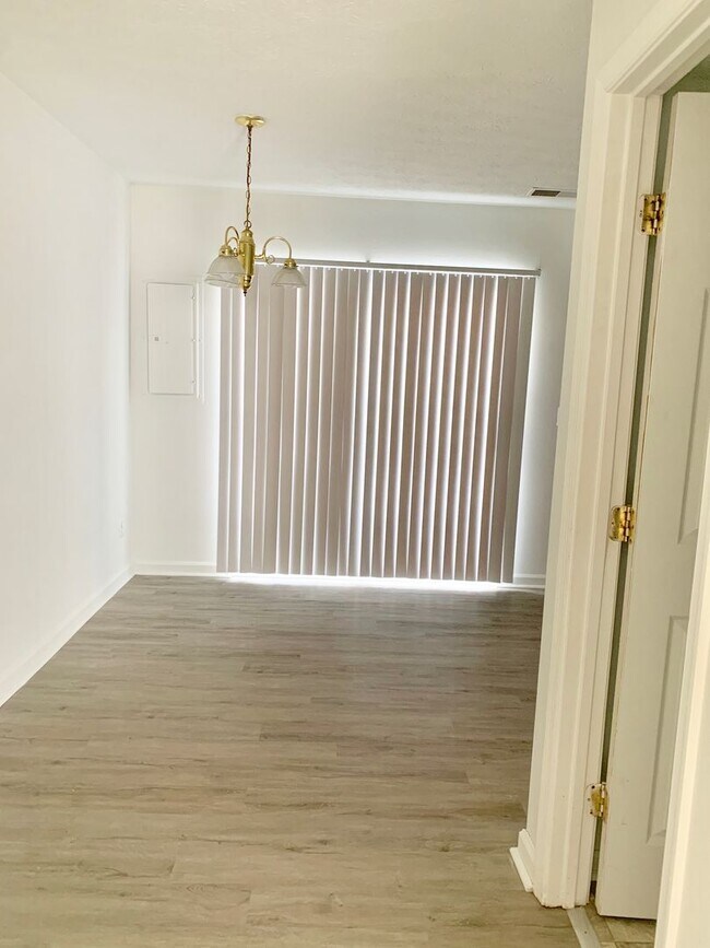 Building Photo - 3 Bedroom End Unit Townhouse in King George