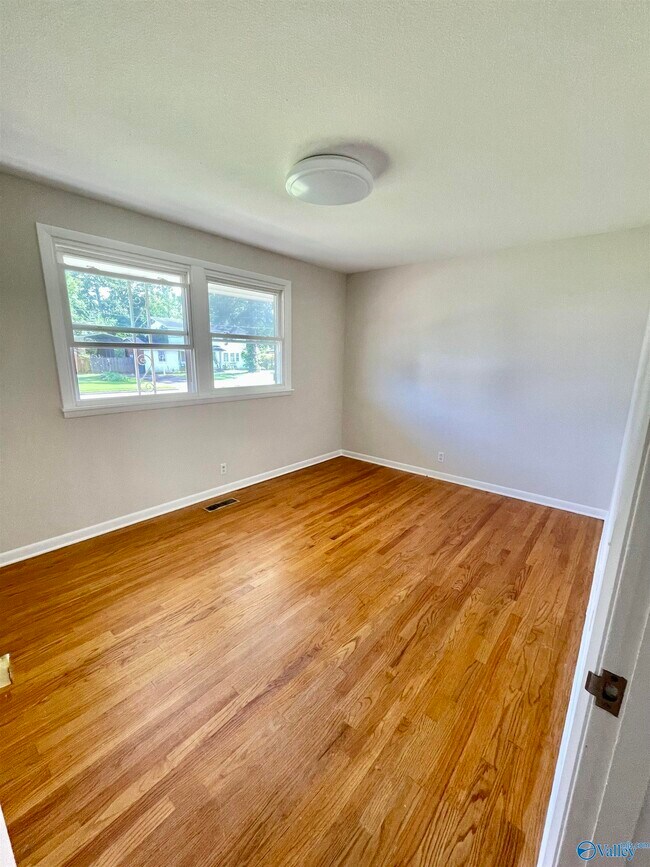 Building Photo - 304 Meadowbrook Dr SE