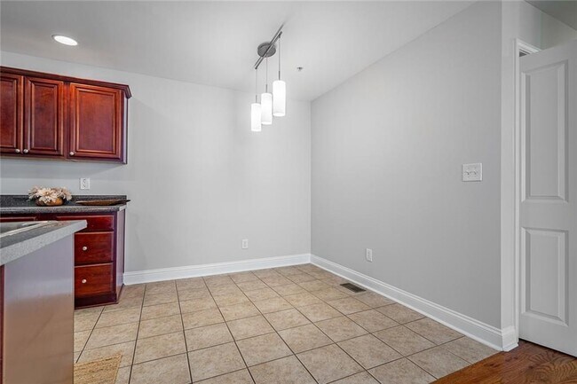 Building Photo - 402 Madison Ln S E