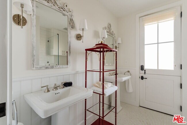 Building Photo - 5770 Busch Dr