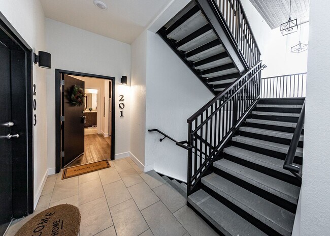 Building Photo - 1 Bed Luxury Apartment near Garden of the Gods