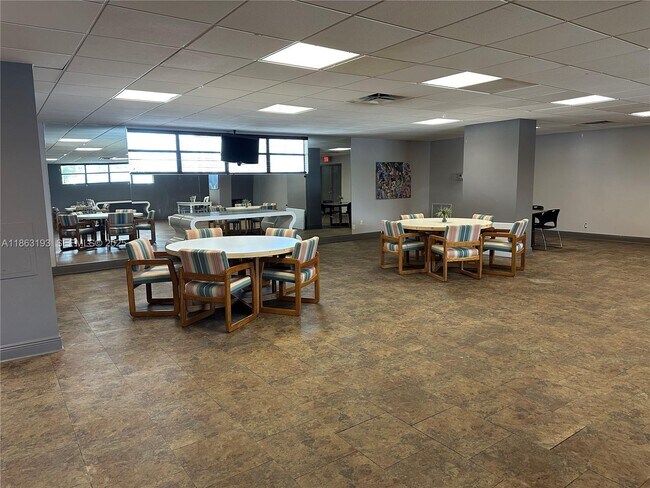 Building Photo - 400 Leslie Dr