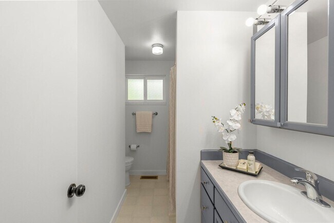Building Photo - 5bd/3.5ba Bellevue Home