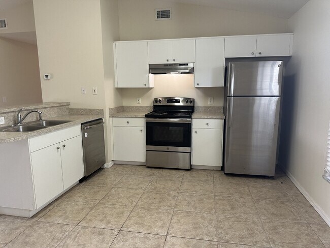 Building Photo - Charming 2 bedroom, 2 bathroom end unit